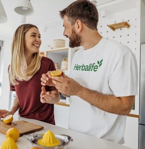 pareja herbalife en la cocina