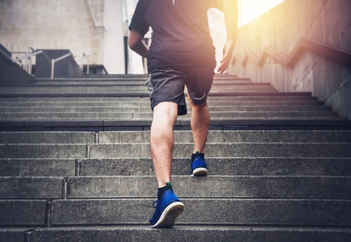 Quemar calorías subiendo escaleras tiene más beneficios de los que pensabas